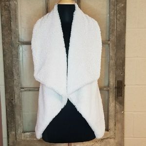 Love By Designs faux fur vest small tan/cream